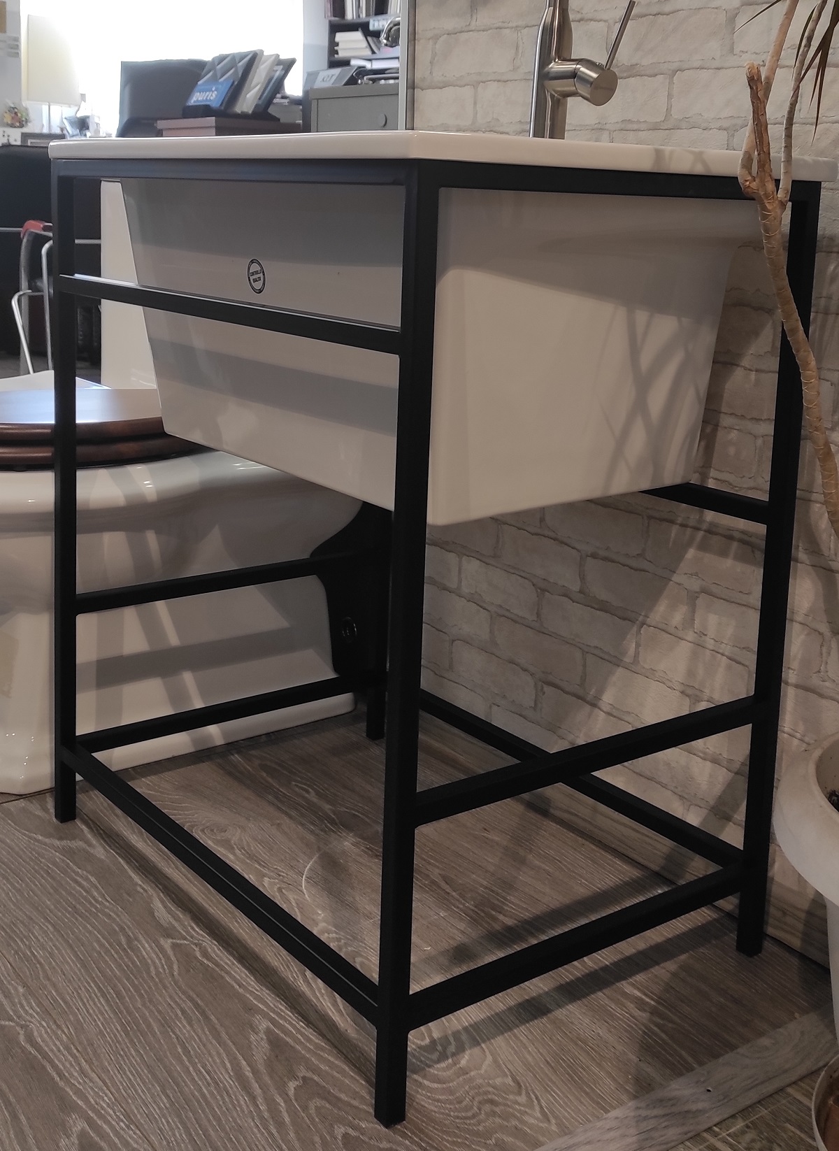 Раковина хозяйственная 71x51 Disegno Ceramica Maxi 70 на консоле